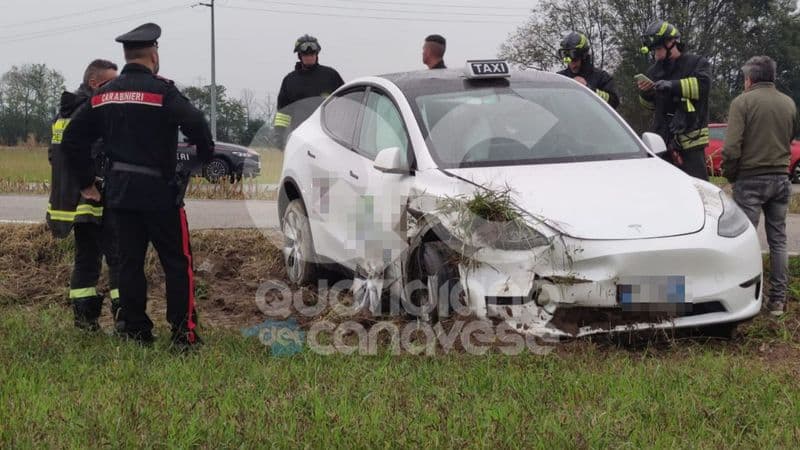 LUSIGLIE'-CICONIO - Taxi Tesla si schianta fuori strada, quattro in ospedale: tra loro anche un bimbo di due anni - FOTO