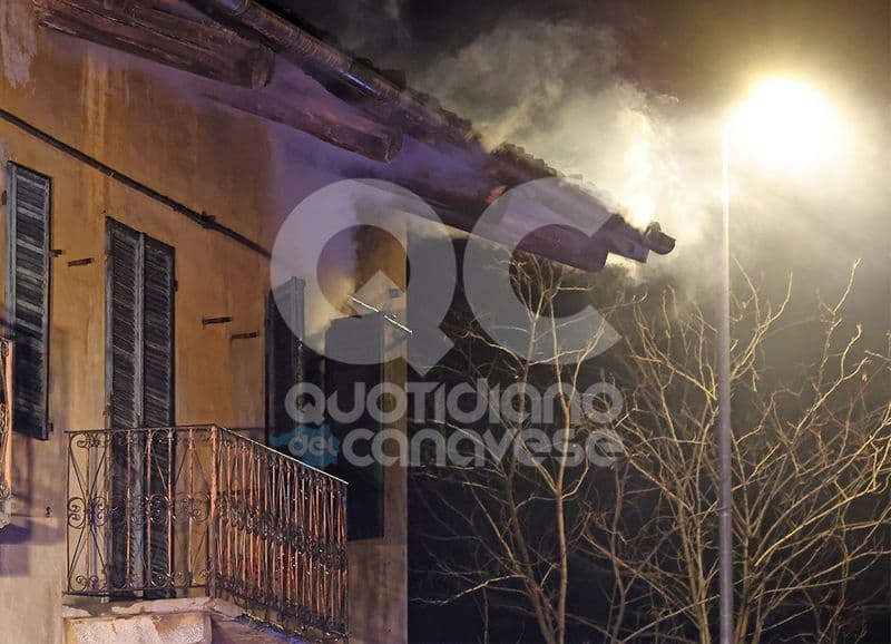 IVREA - Accendono un fuoco per scaldarsi e rischiano di incendiare la casa