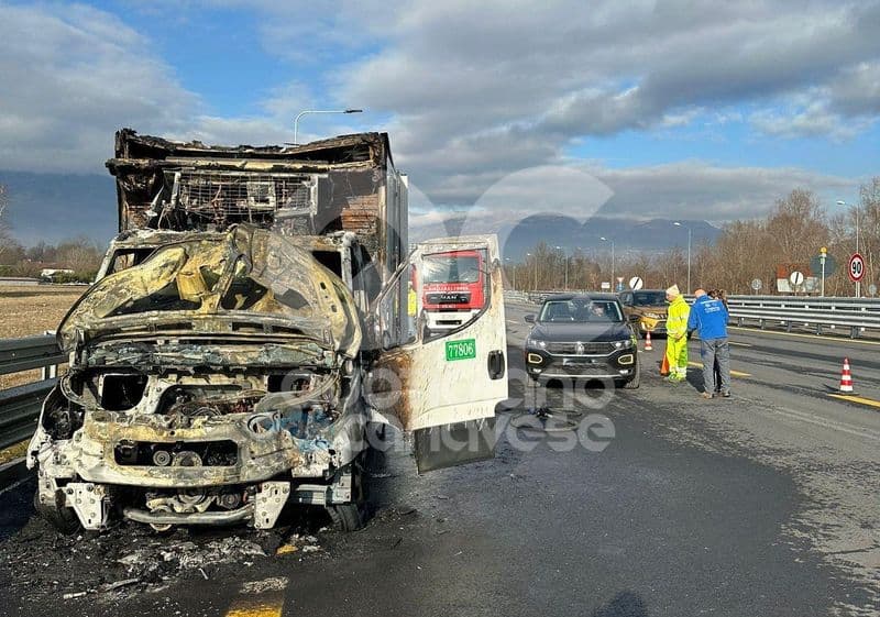 PAVONE CANAVESE - Furgone prende fuoco durante la marcia sull'autostrada Torino-Aosta - FOTO