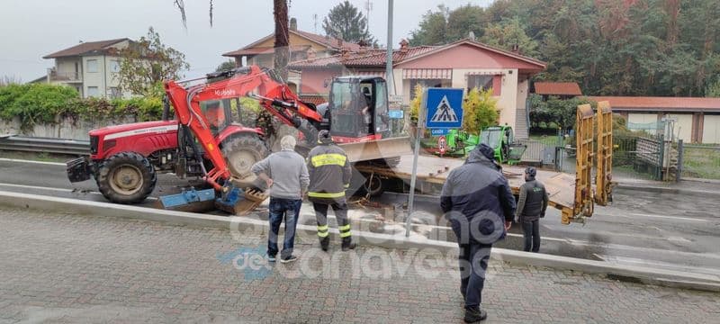 CANDIA CANAVESE - Paura sulla statale, trattore si schianta contro un muro: un ferito - FOTO