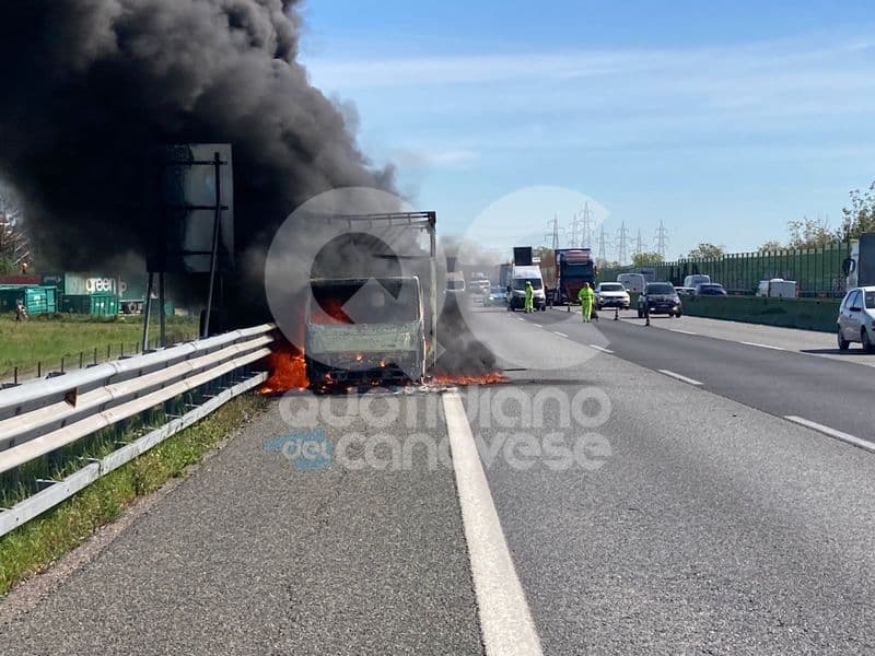 TANGENZIALE NORD TORINO - Camion prende fuoco durante la marcia - FOTO