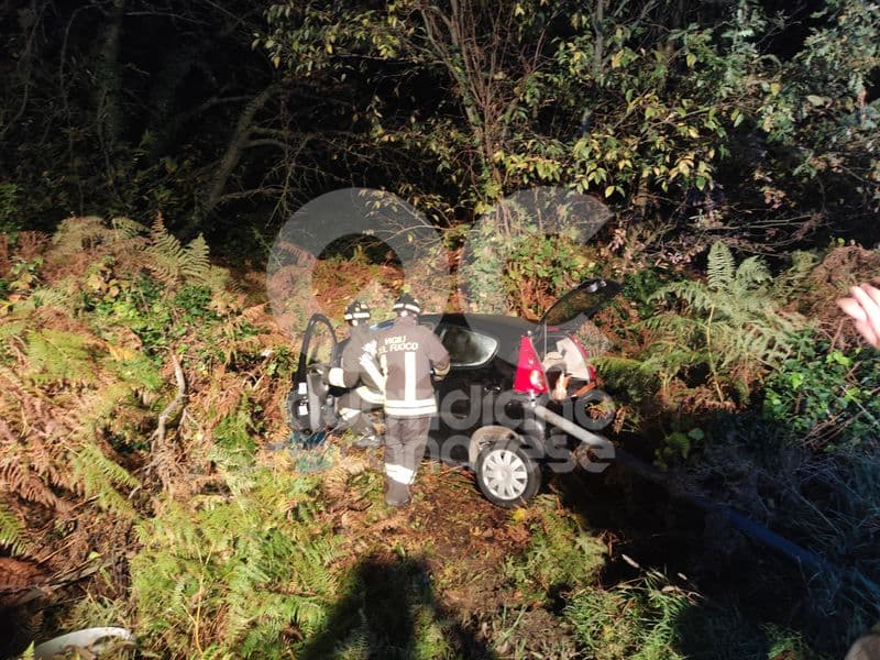 BOLLENGO - Auto esce di strada e finisce nella scarpata, ferita la conducente - FOTO