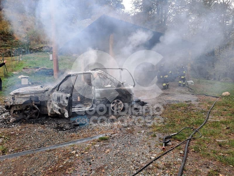 TRAVERSELLA - Litiga con la moglie, minaccia il vicino con un fucile poi incendia due auto - FOTO