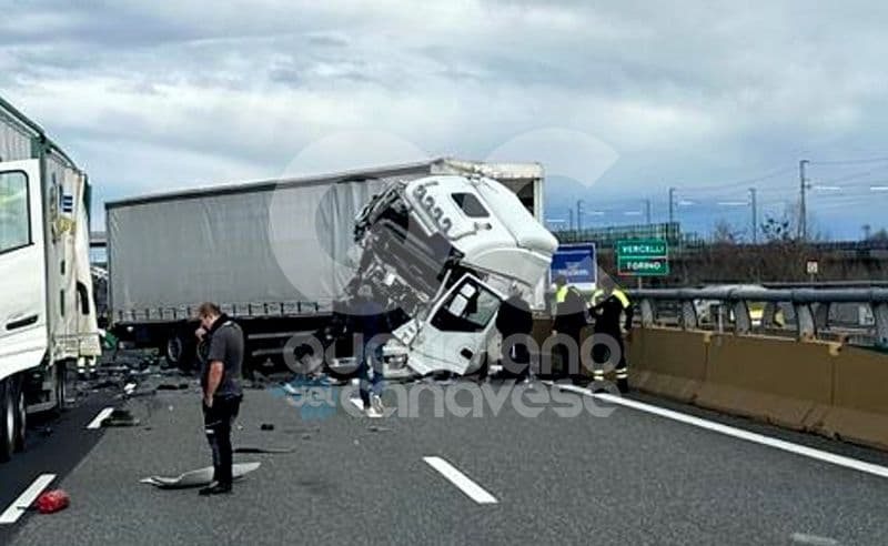 SCONTRO TRA CAMION SULLA TORINO-MILANO - Tir rimane di traverso sull'autostrada poco prima del casello di Rondissone