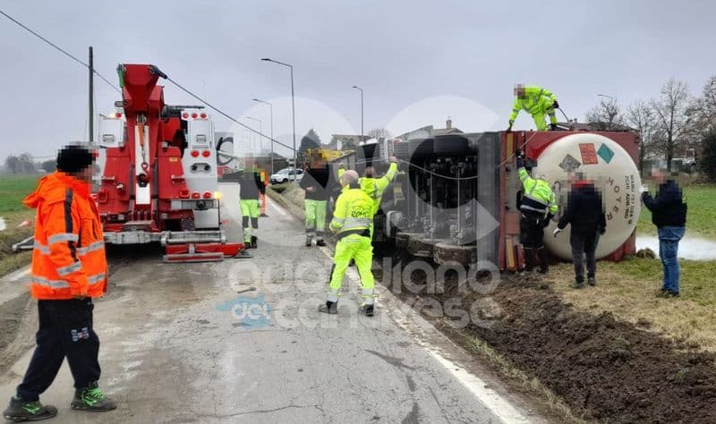 CICONIO - Camion cisterna si ribalta sulla provinciale Feletto-Agliè: traffico deviato - FOTO