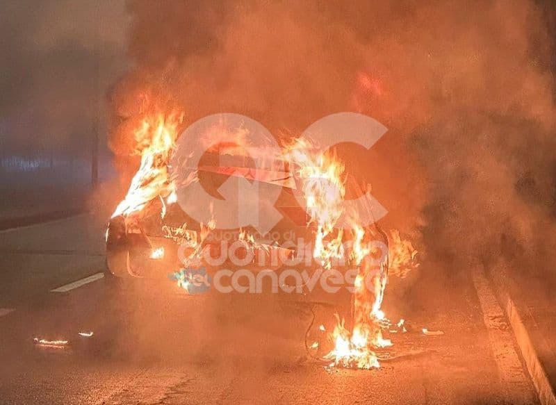 CIRIE' - Si schianta contro la rotonda, poi l'auto prende fuoco: due ragazzi salvi per miracolo nell'incendio di Beinasco