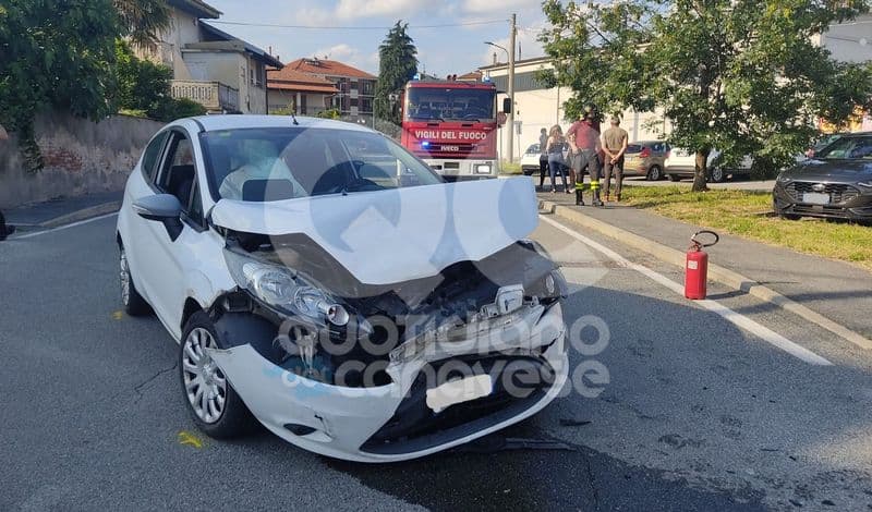 RIVAROLO CANAVESE - Scontro tra due auto all'incrocio tra via Merlo e via della Lumaca - FOTO