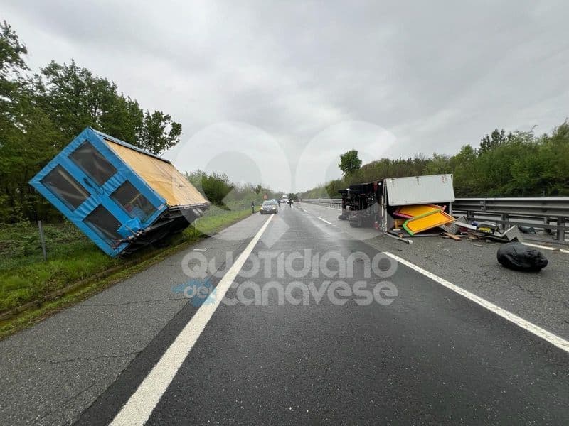 AUTOSTRADA TORINO-AOSTA - Camion ribaltato tra San Giorgio Canavese e Scarmagno - FOTO