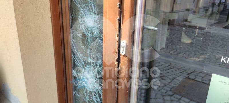 RIVAROLO CANAVESE - Nottata di spaccate in pieno centro: quattro negozi colpiti - FOTO