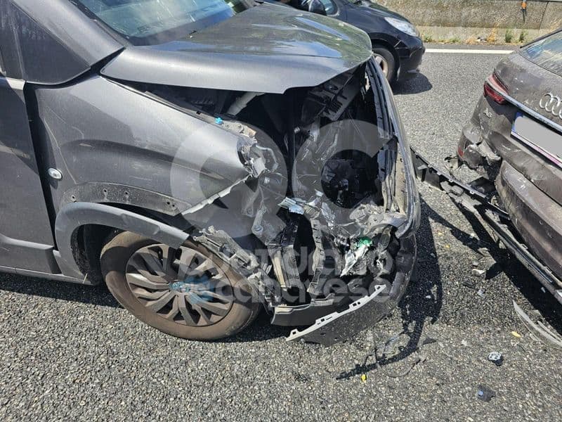 LEINI-CASELLE - Incidente stradale allo svincolo per la 460: tre auto coinvolte e traffico in tilt