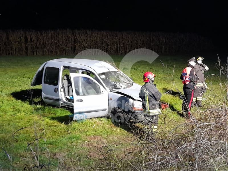 SALASSA-VALPERGA - Incidente sulla 460, finiscono fuori strada con l'auto: due feriti - FOTO