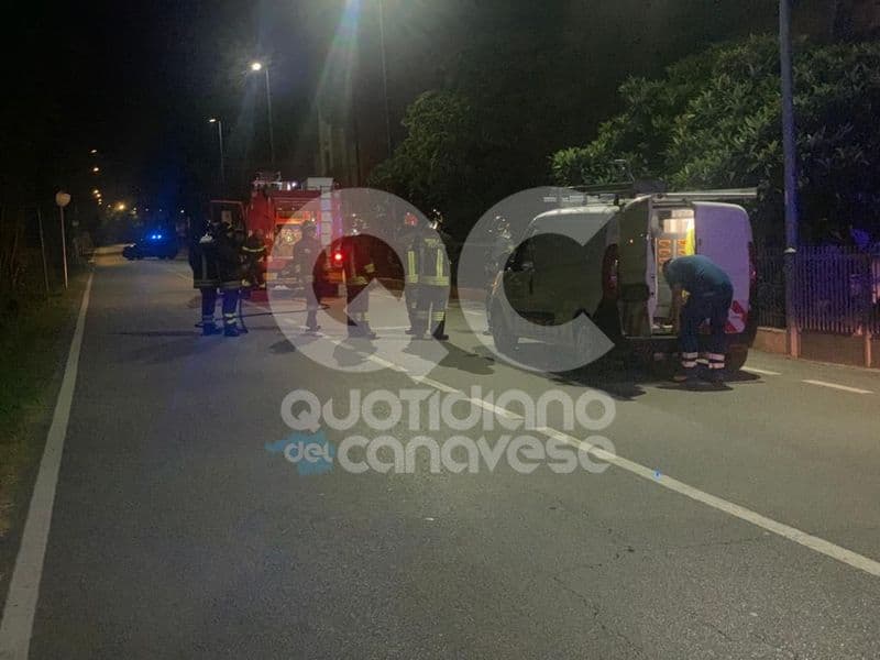 CUORGNE' - Si schianta contro un tubo del gas e scappa: intervento dei vigili del fuoco in via Bruno Buozzi