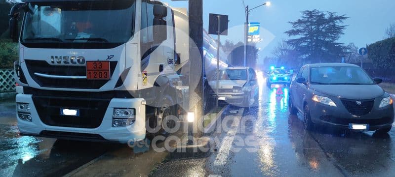 RIVAROLO CANAVESE - Schianto in corso Indipendenza, coinvolte due auto e un camion cisterna: traffico in tilt - FOTO e VIDEO