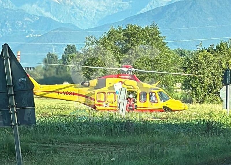 SAN GIORGIO CANAVESE - Brutto incidente sulla provinciale, auto contro monopattino: ragazza gravissima al Cto - FOTO