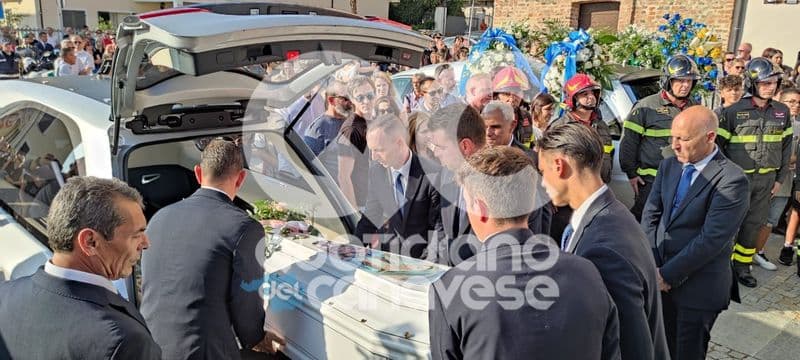 INCIDENTE AEREO A CASELLE - Una folla commossa per l'ultimo saluto alla piccola Laura Origliasso - FOTO e VIDEO