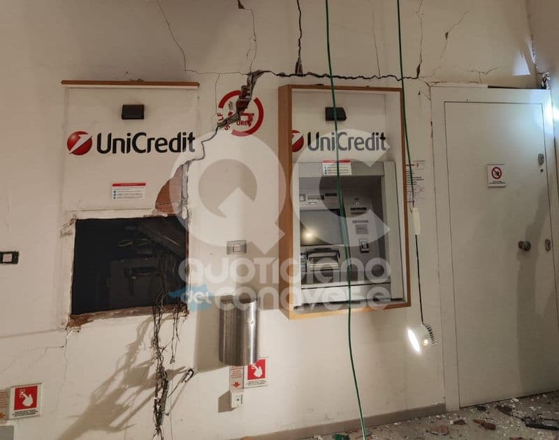 FAVRIA - Torna a colpire la «banda della marmotta»: saltato in aria il bancomat di via Servais - FOTO