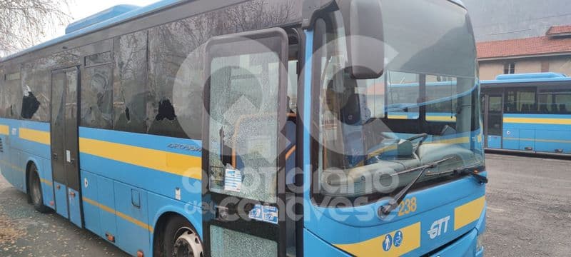 PONT CANAVESE - Vandali devastano i pullman Gtt nel deposito vicino alla stazione - FOTO e VIDEO