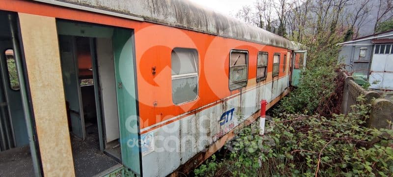 PONT CANAVESE - Cimitero dei treni al fondo della stazione: quando saranno rimossi i convogli abbandonati? - FOTO
