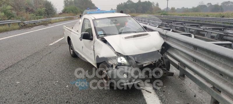 VOLPIANO - Schianto sulla A5, pick-up finisce contro le barriere