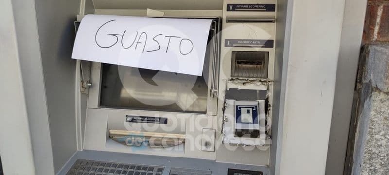 AGLIE' - Assalto al bancomat della Unicredit in pieno centro storico: banditi in fuga a mani vuote