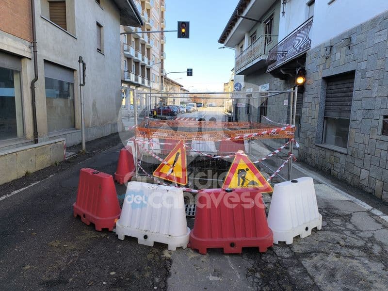 FAVRIA - Cede l'asfalto in pieno centro: strada chiusa al traffico - FOTO
