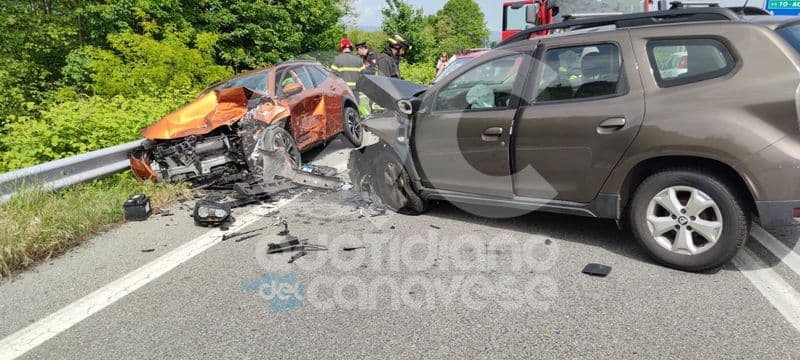 PARELLA - Altro spaventoso incidente sulla pedemontana, poco dopo la galleria scontro tra tre auto: quattro feriti - FOTO