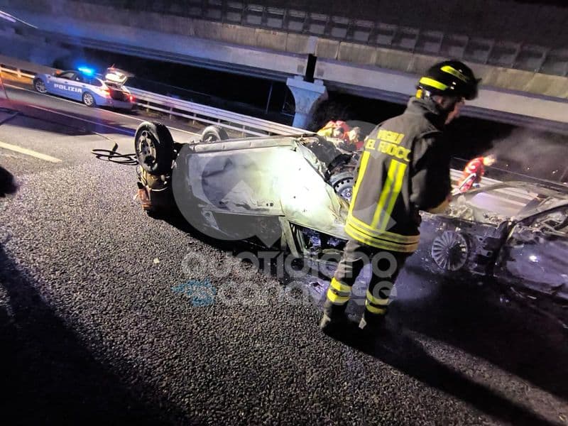TERRIBILE INCIDENTE A CHIVASSO - Auto prende fuoco, uomo muore carbonizzato nell'abitacolo - FOTO