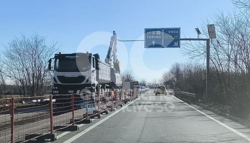 SALASSA-VALPERGA - Cantieri sulla 460, senso unico alternato con semaforo: attenzione alle code nelle ore di punta