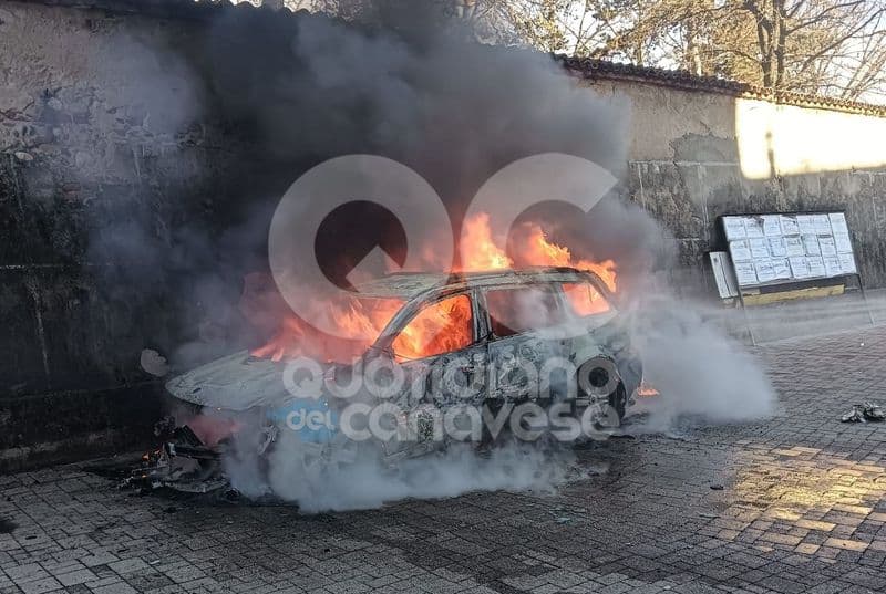 MONTANARO - Auto divorata dalle fiamme nel cortile di un condominio: intervento di vigili del fuoco e carabinieri