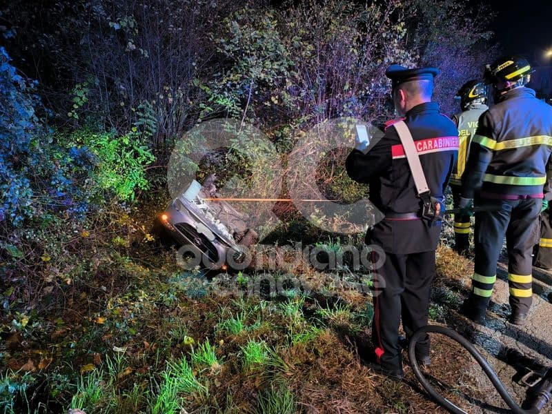 CUORGNE' - Auto esce di strada e si ribalta, 28enne ferita bloccata nell'abitacolo - FOTO e VIDEO