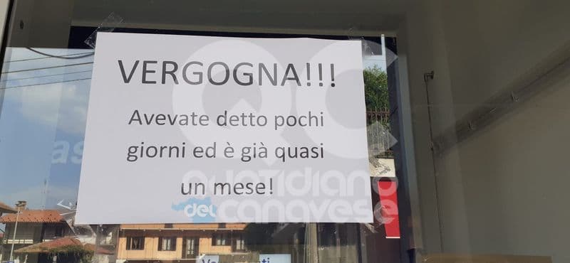 FORNO CANAVESE - L'unico bancomat è fuori uso da quasi un mese: cartelli contro la banca sulle vetrine dell'istituto - FOTO