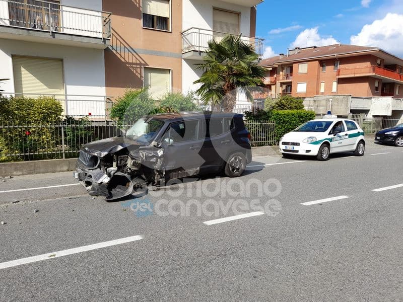 CUORGNE' - Scontro tra due auto in via Fratelli Rosselli, divelta la cancellata di una palazzina - FOTO