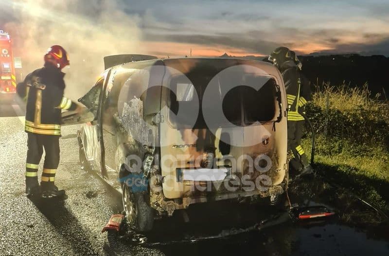 VOLPIANO - Furgone prende fuoco durante la marcia, attimi di paura sull'autostrada Torino-Aosta - FOTO