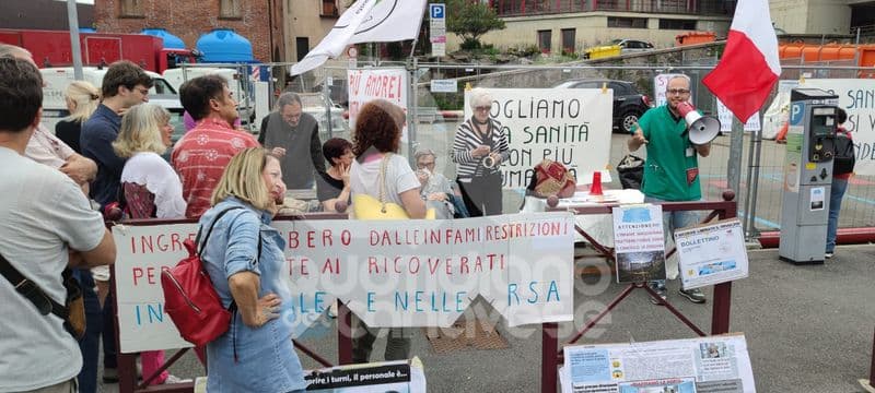 IVREA - «Niente visita al bimbo se non fa il tampone»: protesta davanti all'ospedale - FOTO e VIDEO