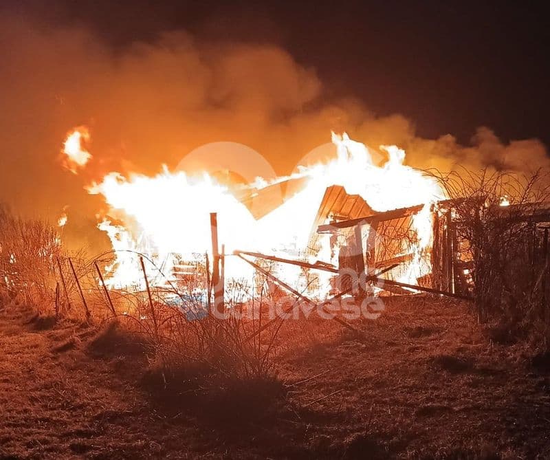 VOLPIANO - Incendio in via Ciriè, distrutte alcune baracche: intervento di vigili del fuoco e carabinieri - FOTO