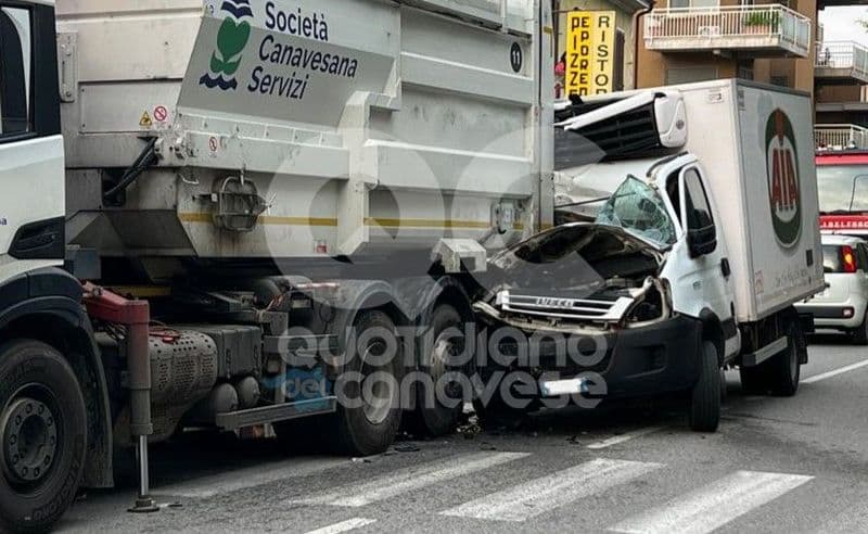 IVREA - Scontro tra mezzi pesanti in corso Vercelli: un autista ferito nella cabina schiacciata - FOTO