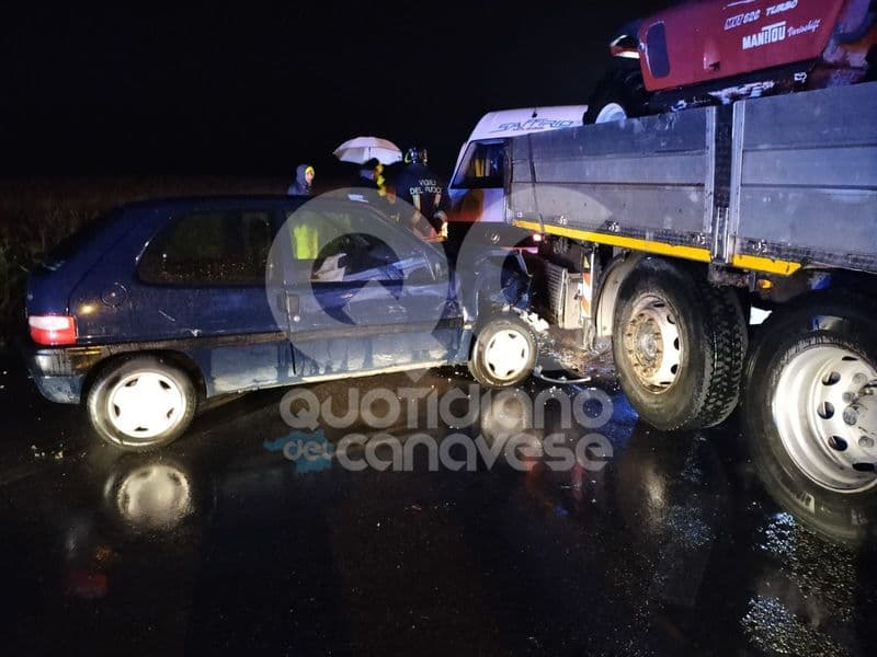 ALBIANO D'IVREA - Auto sbatte contro un camion e un'altra finisce nel fosso: brutto incidente nella notte - FOTO
