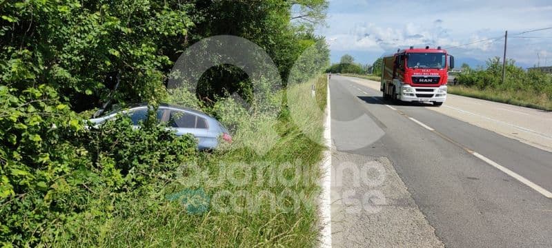 BUSANO - Incidente sulla provinciale, escono di strada con l'auto e si schiantano contro un albero: 4 feriti - FOTO