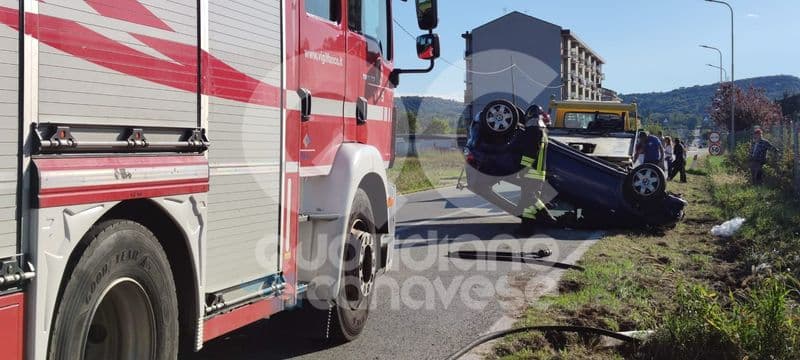 SCARMAGNO-ROMANO CANAVESE - Perde il controllo dell'auto e si ribalta in mezzo alla strada - FOTO
