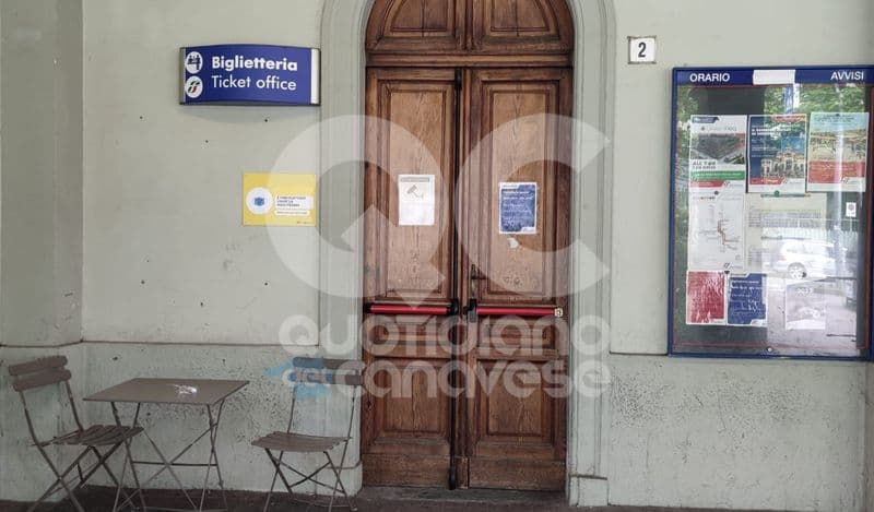 RIVAROLO CANAVESE - La biglietteria della stazione chiude a sorpresa: protestano i viaggiatori