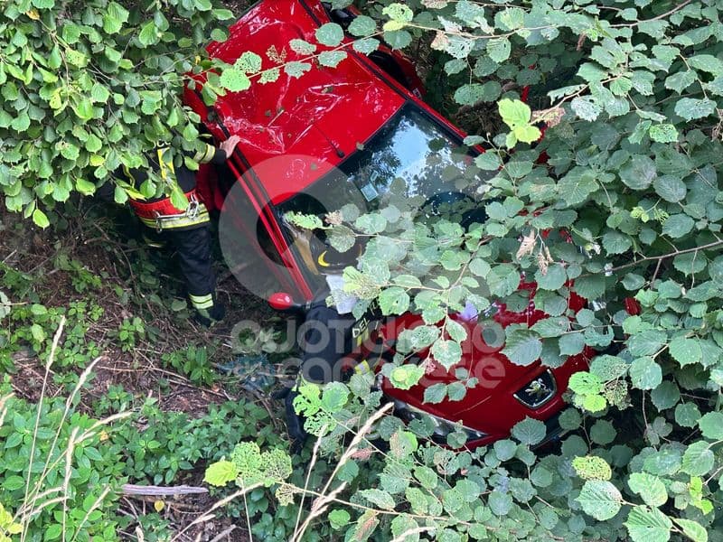 RONCO CANAVESE - Auto precipita nella scarpata: ferita una donna di Pont Canavese - FOTO