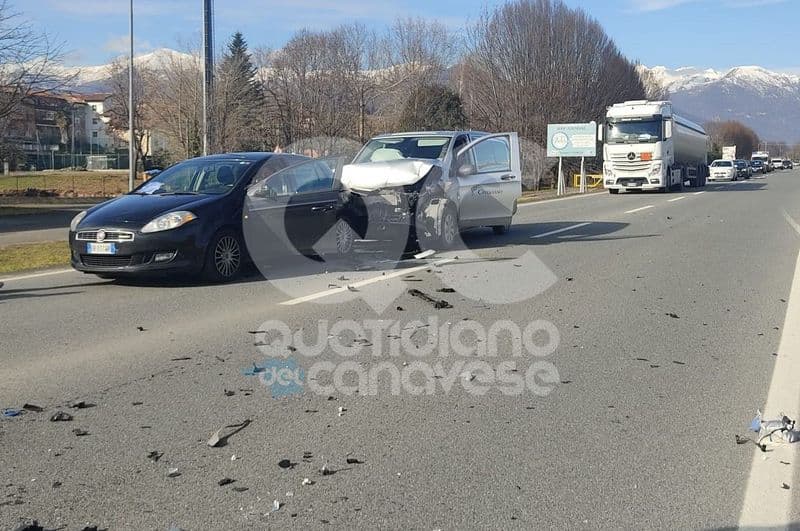 SALASSA - Traffico in tilt sulla 460 per un incidente vicino al cantiere - FOTO