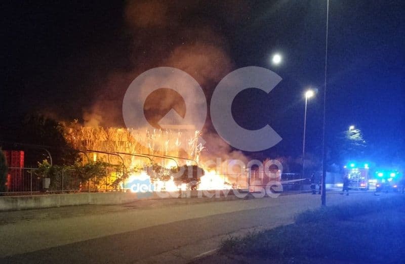 STRAMBINO - Scoppia un incendio nell'ingrosso di bibite: a fuoco bancali e contenitori di birra - FOTO e VIDEO