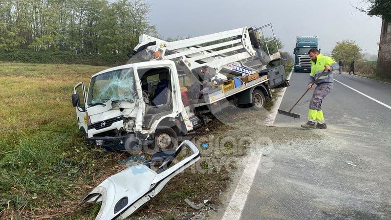 VOLPIANO - Schianto in strada Cebrosa a Settimo e traffico in tilt: quattro veicoli coinvolti, una persona incastrata tra le lamiere