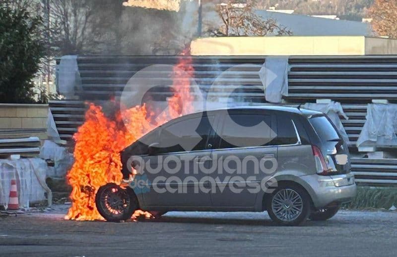 BAIRO-CASTELLAMONTE - Incendio devasta un'auto parcheggiata di fronte alla Pininfarina, intervento dei vigili del fuoco - FOTO