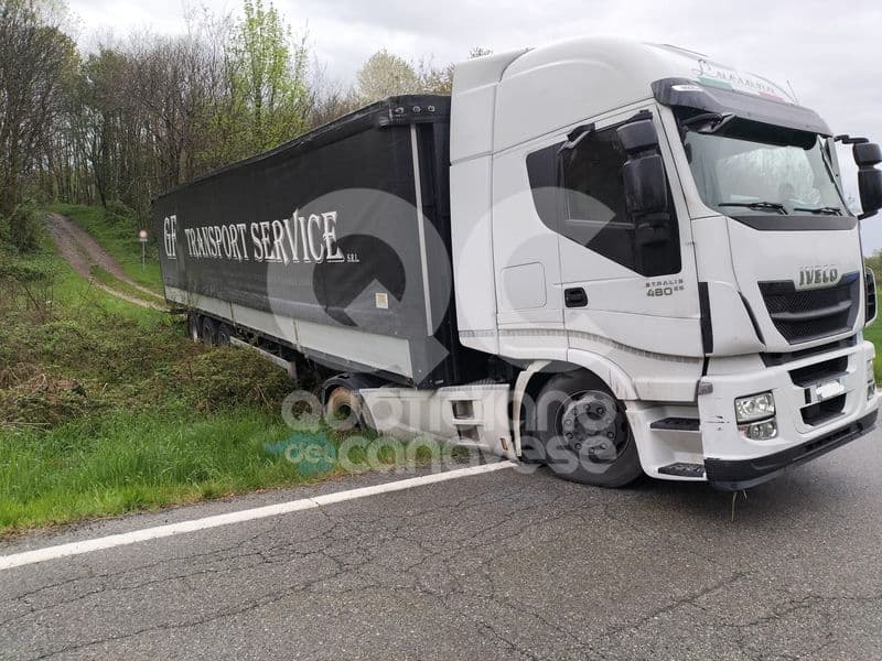 MAGLIONE - Camion si incastra fuori strada, l'autista tradito dal navigatore satellitare - FOTO