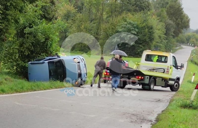 AGLIE'-SAN GIORGIO CANAVESE - Perde il controllo dell'auto e si ribalta a lato della provinciale - FOTO