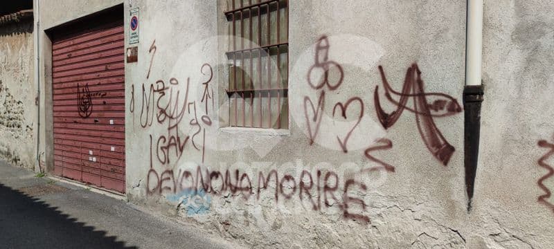RIVAROLO CANAVESE - Minacce agli omosessuali, svastiche e falli disegnati sui muri delle case: raid dei vandali in pieno centro - FOTO