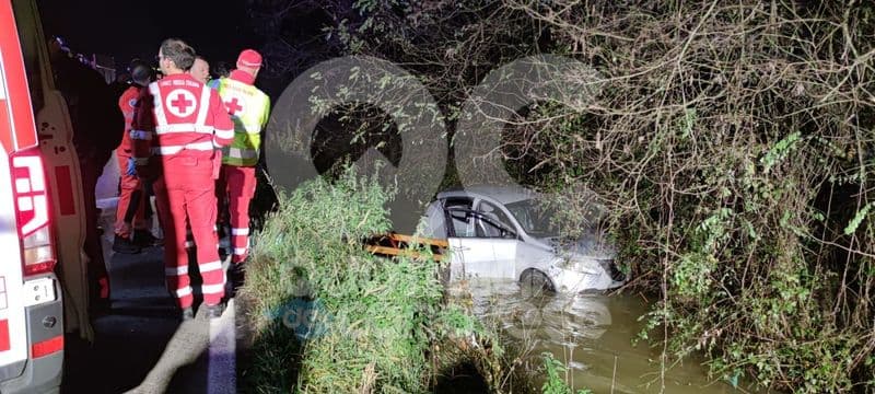 RIVAROLO CANAVESE - Auto sbanda e finisce nella roggia ad Argentera: tre ragazzi coinvolti - FOTO e VIDEO