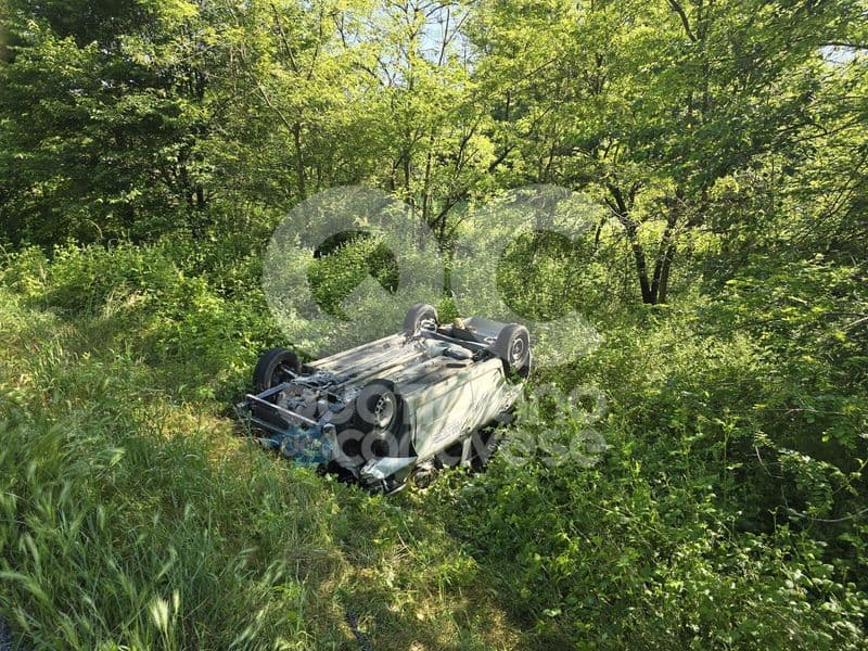 MERCENASCO-CANDIA CANAVESE - Brutto incidente sulla statale 26, auto finisce ribaltata: due feriti - FOTO